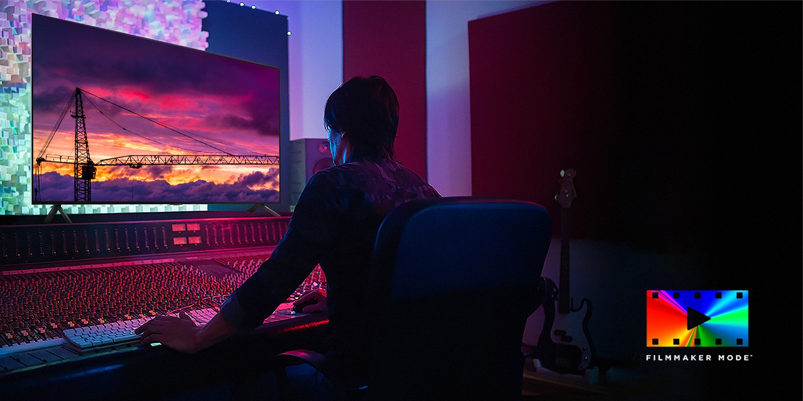 An image of a man in a dark editing studio looking at an LG TV displaying the sunset, with a FILMMAKER Mode logo shown on the bottom right.